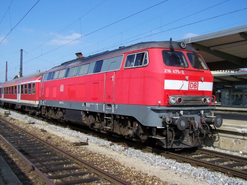 218 475 steht mit einem RE in Augsburg Hbf. Sie ist vor wenigen Minuten mit ihrem Zug aus Lindau angekommen. Aufgenommen am 07.10.2007