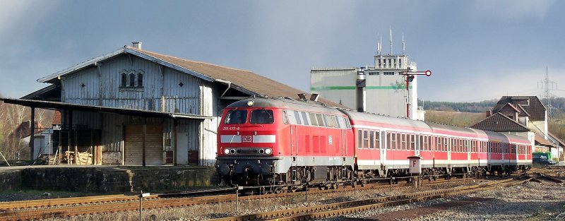 218 477 mit einem RE Richtung Mannheim HBF bei der Einfahrt von Meckesheim, 05.03.08.