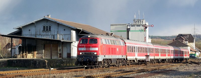 218 477 mit einem RE Richtung Mannheim HBF bei der Einfahrt von Meckesheim, 05.03.08.