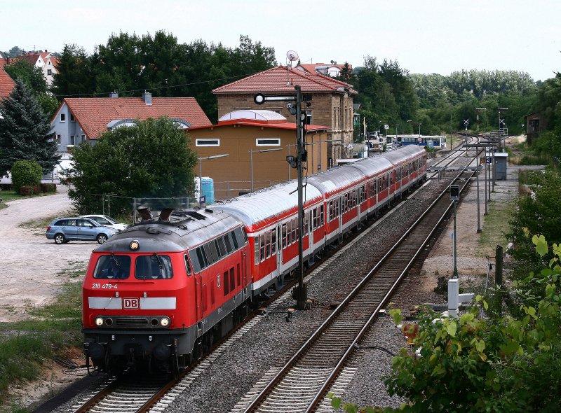 218 479 zieht Ende Juni einen Regionalexpress von Heilbronn nach Mannheim. Die Aufnahme entstand bei der Durchfahrt von Steinsfurt