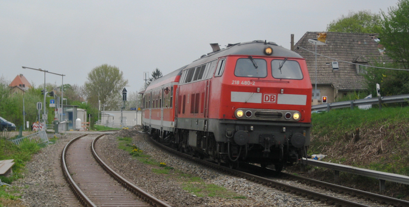 218 480-2 bei der Durchfahrt von Grombach am 16. April 2009