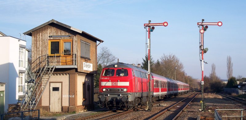 218 480 mit einem Regionalexpress von Heilbronn HBF nach Mannheim HBF bei der Einfahrt von Sinsheim. Nach dem Halt in Sinsheim, Meckesheim und Heidelberg wird er sein Ziel in rund 45 Minuten erreicht haben, 23.02.08.