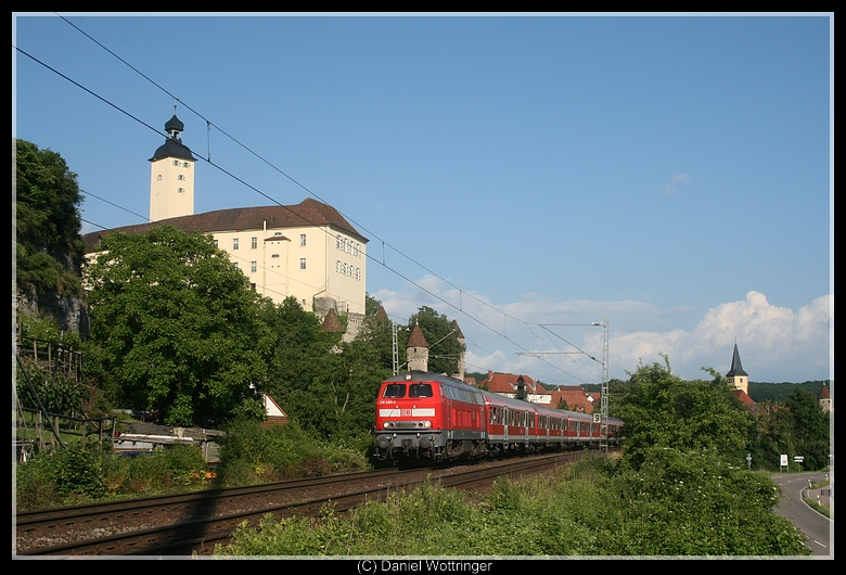 218 480 mit einem umgeleiteten RE am 1. Juni 2009 in Gundelsheim am Neckar.