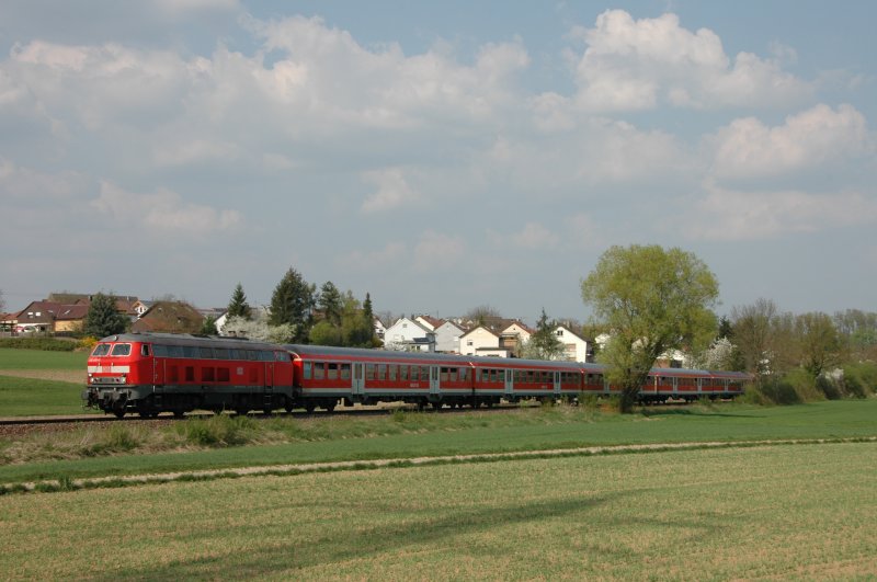 218 481-0 in Bad Wimpfen-Hohenstadt am 13.04.09. Sie ist die letzte 218 mit Zusatzscheinwerfern.