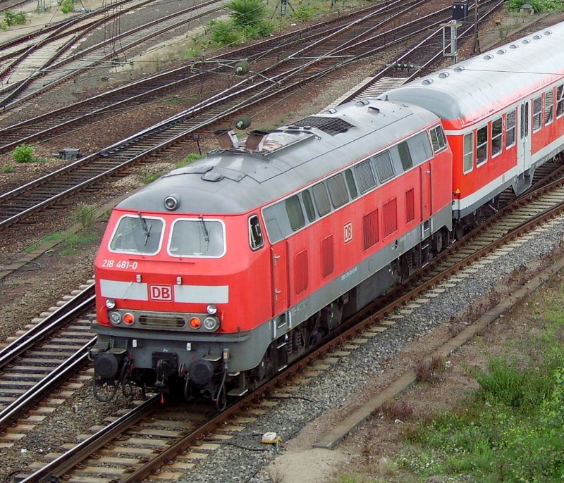 218 481-0 schiebt ihre n-Wagen Garnitur aus Richtung Ludwigshafen in den Mannheimer Hbf. 25.08.08