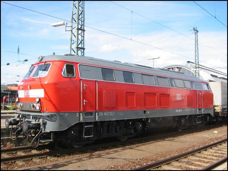 218 481 rangiert am 21.05.2006 mit Gterwaggons in Karlsruhe Hbf.