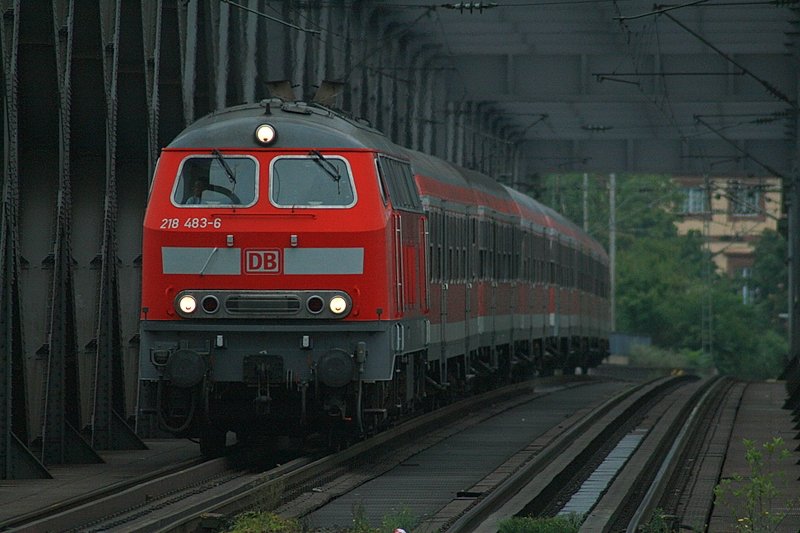 218 483 auf dem Weg von Mannheim nach Kaiserslautern.