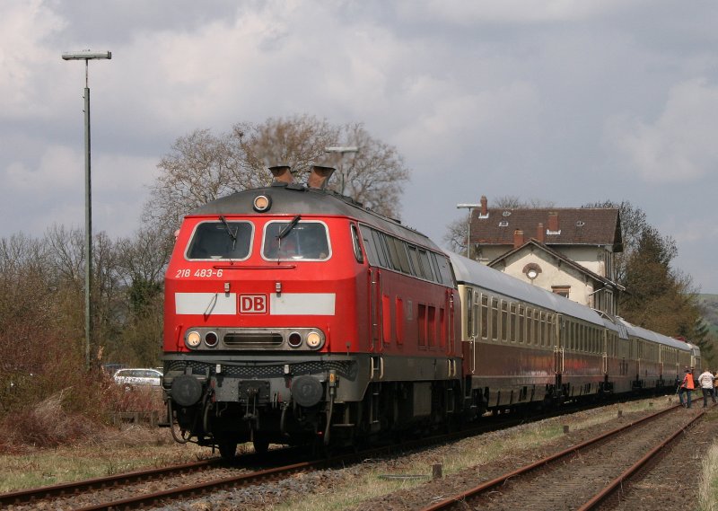218 483 rangiert den TEE aus dem Bahnhof Marnheim. Hinten angehngt war 103 184, die den Zug auf der Strecke Heidelberg - Worms zog, 12.04.2008.