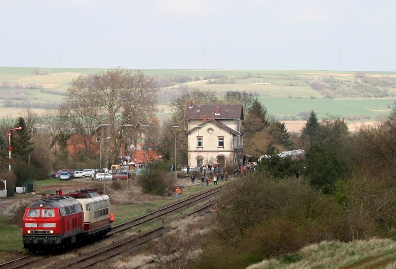 218 483 schiebt 103 184 an das Ende des TEEs in Marnheim, 12.04.2008.