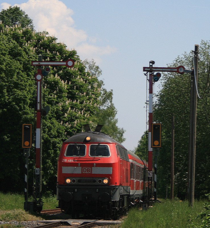 218 484 ist am 13.05.08 mit einem Regionalexpress von Heilbronn nach Mannheim unterwegs. In Krze wird der Haltepunkt von Grombach durchfahren. 