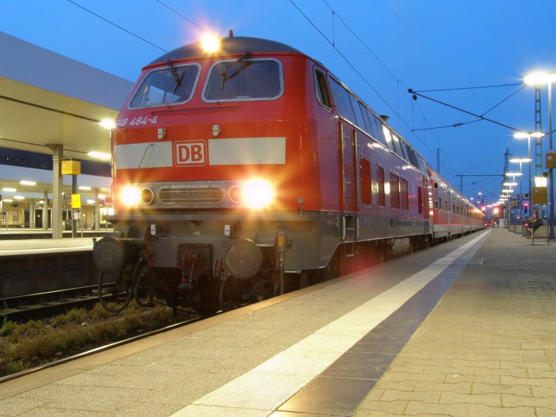 218 484 auf dem Weg zur Nachtruhe in Mannheim.