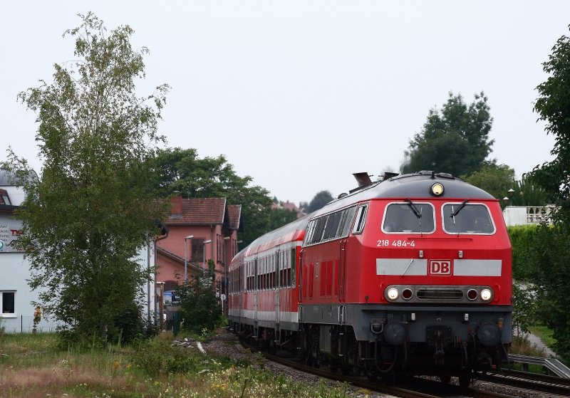 218 484 befrdert am 29. August 2008 den RE 4832 (Heilbronn-Mannheim) bei Bammental in Richtung Heidelberg.