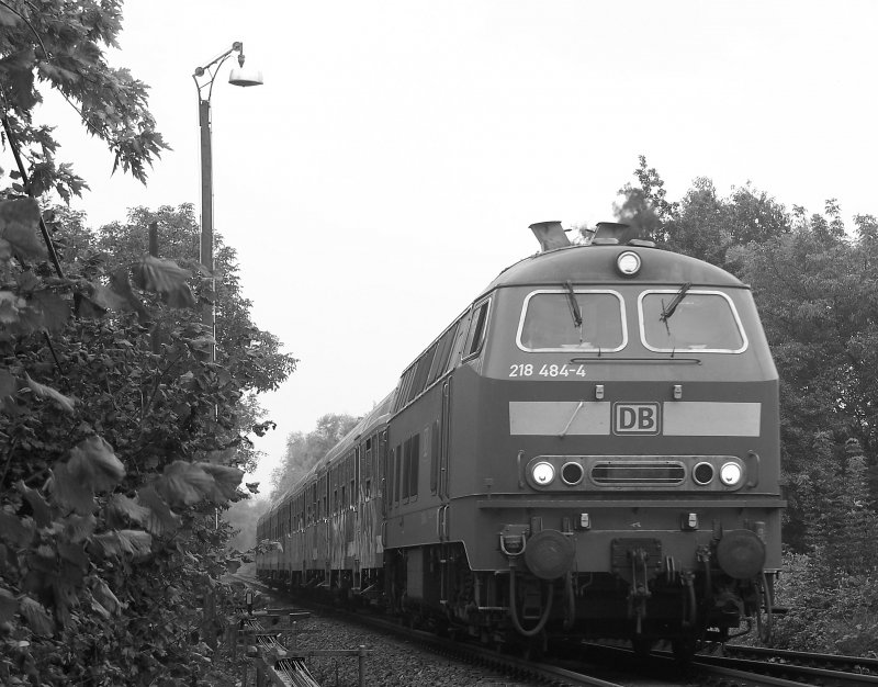 218 484 mit einem Regionalexpress von Heilbronn via Meckesheim nach Mannheim kurz vor Sinsheim, 03.10.07.