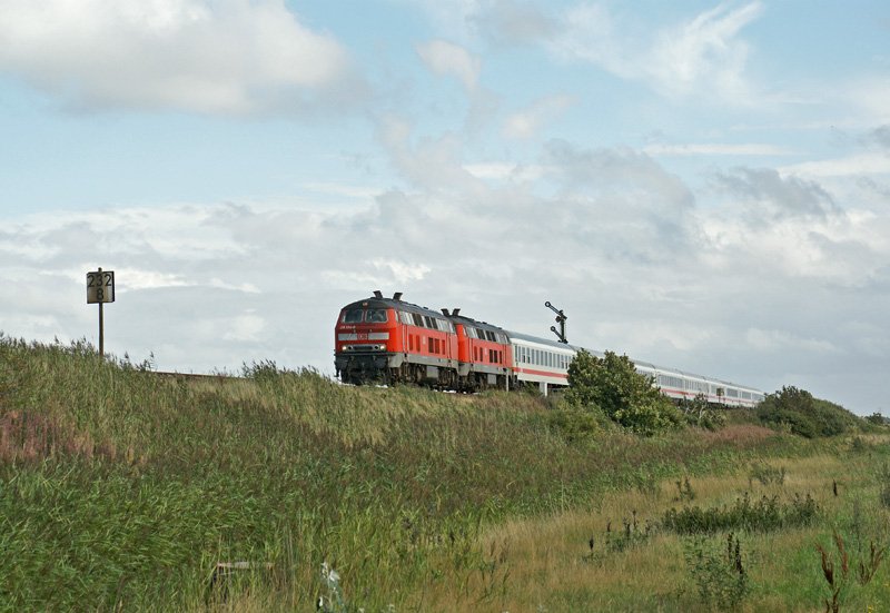 218 485-1 und eine weitere 218er zogen am 14.08.2008 einen IC nach Westerland und passierten dabei das westliche ESig von Keitum.