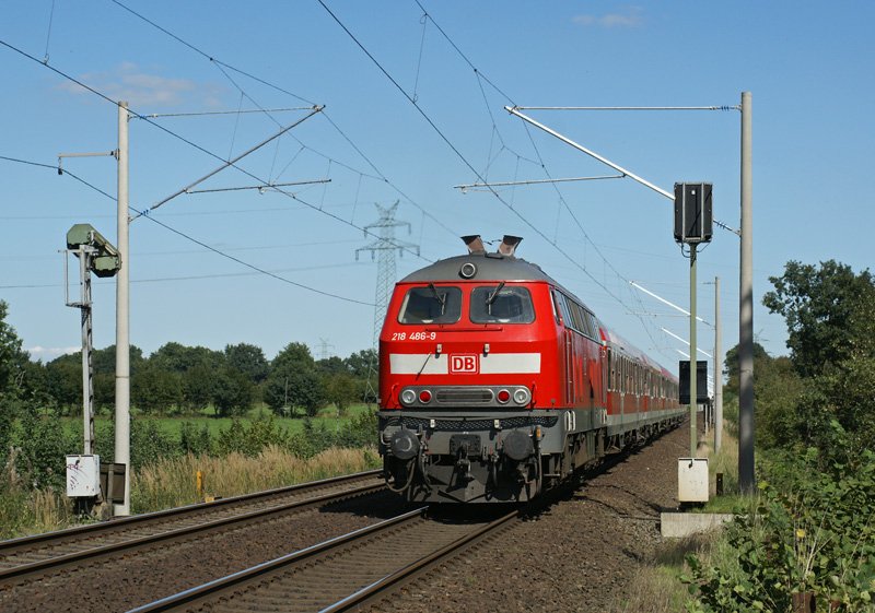 218 486-9 am 30.08.2008 mit einer RB nach Bad Oldesloe n�rdlich von Bargteheide. 