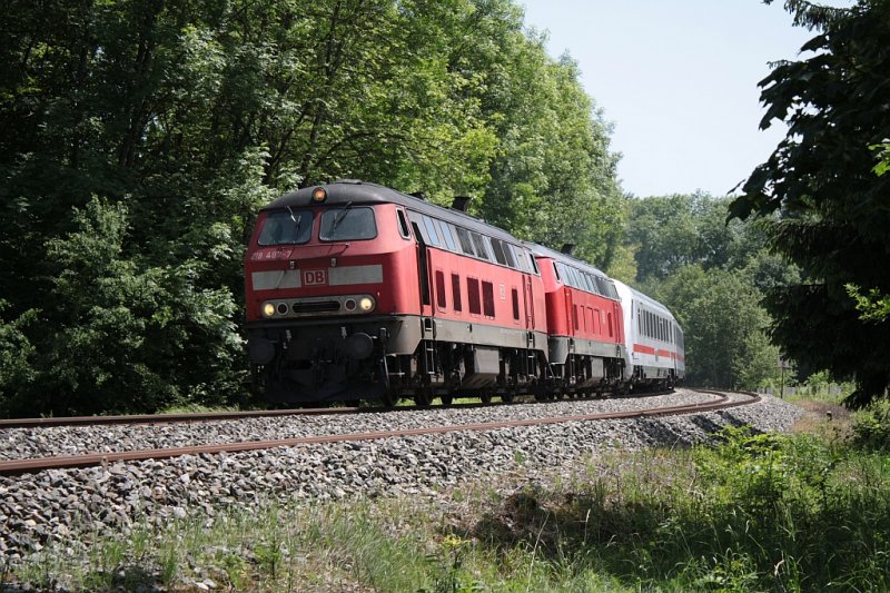 218 487 und eine weitere Ulmerin fahren den Schussentobel bei Zollenreute hinauf.