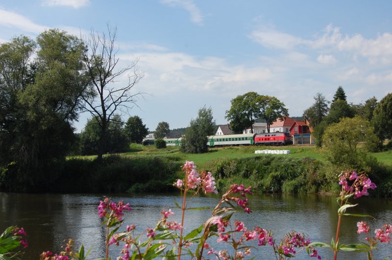 218 488 mit RE 353   Karel Capcek  Am 01.08.2009 beim Haltepunkt Psing