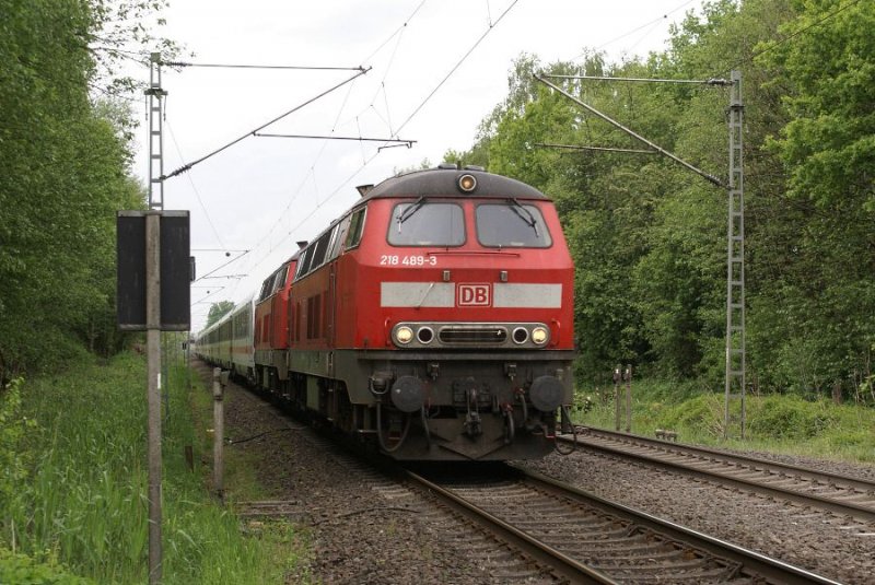 218 489-3 und eine unbekannte 218er ziehen  bei Lieth einen IC am 13.05.2007 Richtung Hamburg