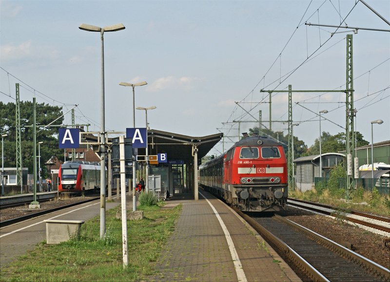 218 490-1 durcheilt am 7.08.2008 mit einem RE nach Lbeck Hbf Bad Oldesloe.