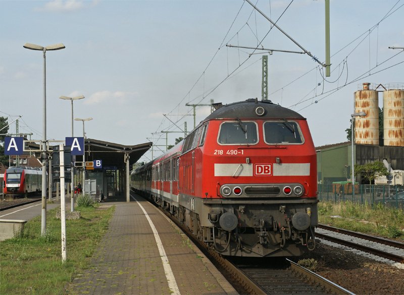 218 490-1 durchfhrt am 7.08.2008 mit einem RE den Bahnhof von  Bad Oldesloe.