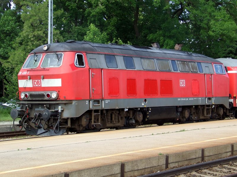 218 490-1 steht am 08.06.2009 in Kaufering zur Abfahrt bereit.