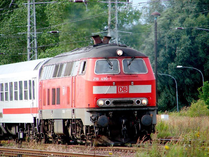 218 490-1 vor dem IC2637 zum Seebad Heringsdorf. (Stralsund am 12.08.2005)