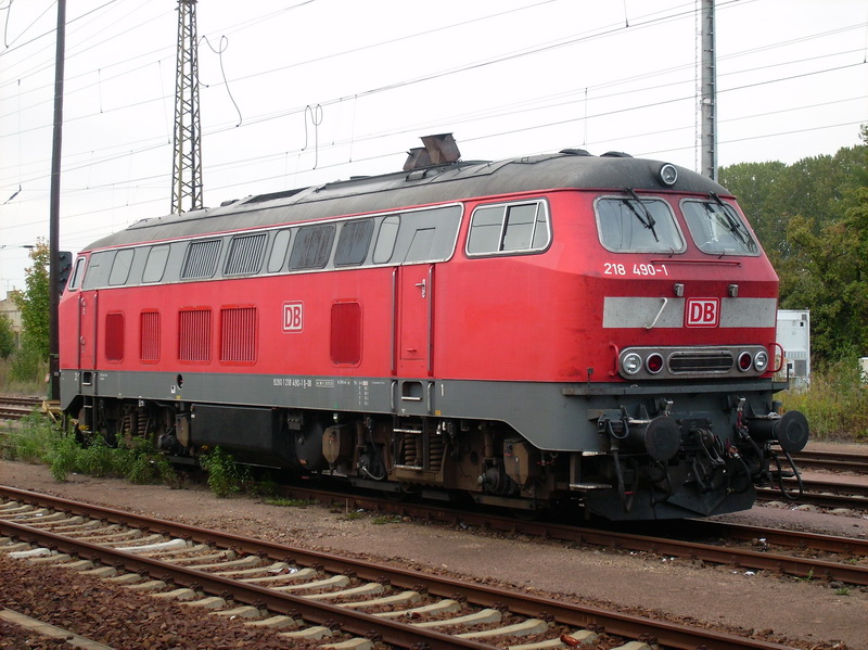 218-490 am 29.09.2009 in Gnitz. Wartet auf (Mess ST 93244 Dresden Hbf - Weimar) mit 103-222. Ab Gnitz ist die 218 als Vorspannlok eingestzt.