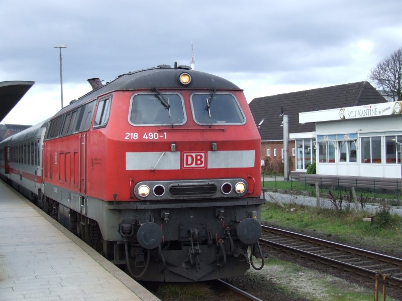 218 490 im Bahnhof Westerland vor ihrem IC nach Berlin Sdkreuz
