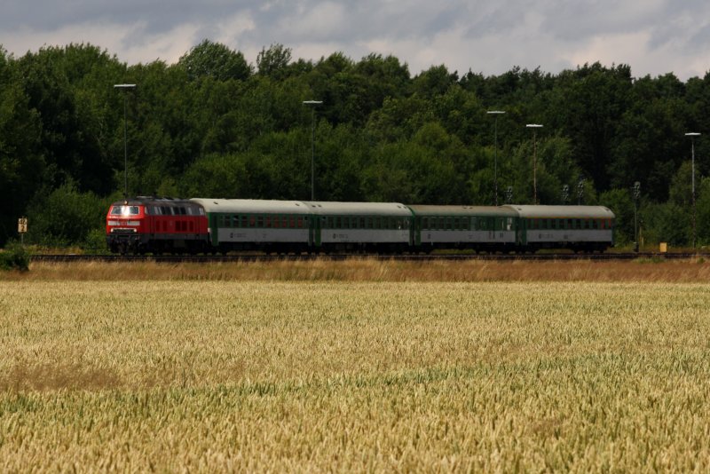 218 490 zieht den R 353, Nrnberg Hbf - Praha hl.n., hier kurz hinter Irlaching unweit Schwandorf, 08.07.09