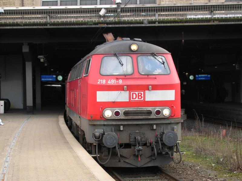 218 491-9 wartet zusammen mit einer unbekannten BR 218 auf die Weiterfahrt mit ihrem IC Dresden-Westerland nach Sylt. HH-Hbf, Gleis 6