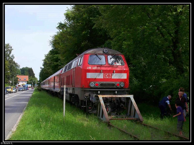218 491 fuhr einen Tour de Lndle-Zug die stillgelegte Strecke nach Pfullendorf. Aufgenommen in Pfullendorf am 31.7.2009