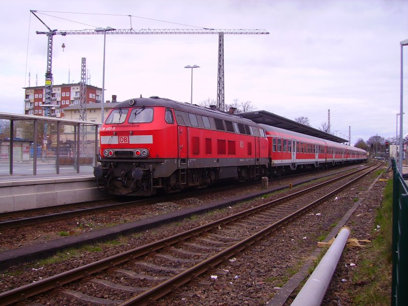 218 493-5 schiebt eine RB aus dem Bahnhof Ahrensburg. 6.4.07