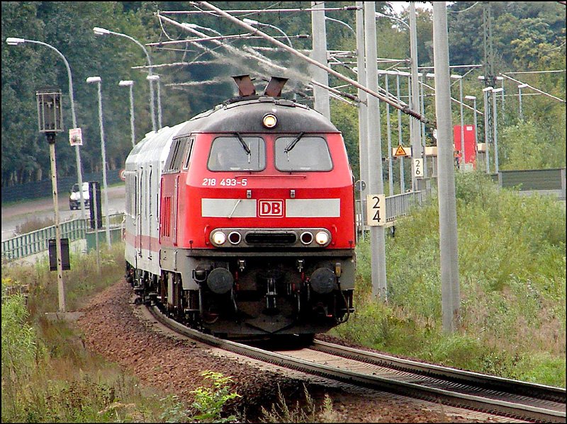 218 493-5 vor dem IC1961 aus K�ln. Kurz hinter dem Haltepunkt Stralsund-Gr�nhufe.  (am 09.09.06) 