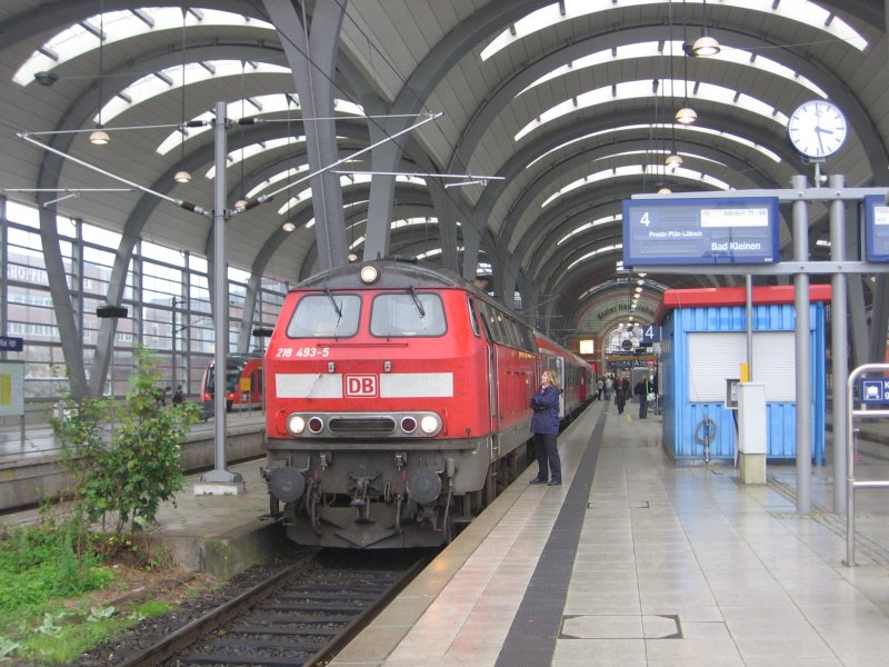 218 493 steht am 04.10.2007 mit dem RE nach Bad Kleinen im Kieler Hbf zur Abfahrt bereit.