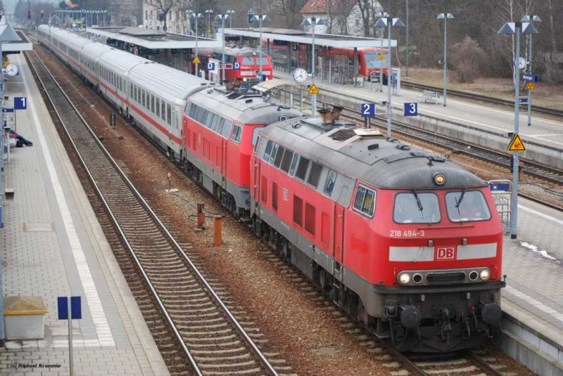 218 494-3 und 218 467-9 bringen den IC Allgu am 04.03.09 aus Dortmund nach Oberstdorf (Aufnahme: Bahnhof Memmingen). Ab Ulm verkehrt der Zug als RE Allgu(!). 