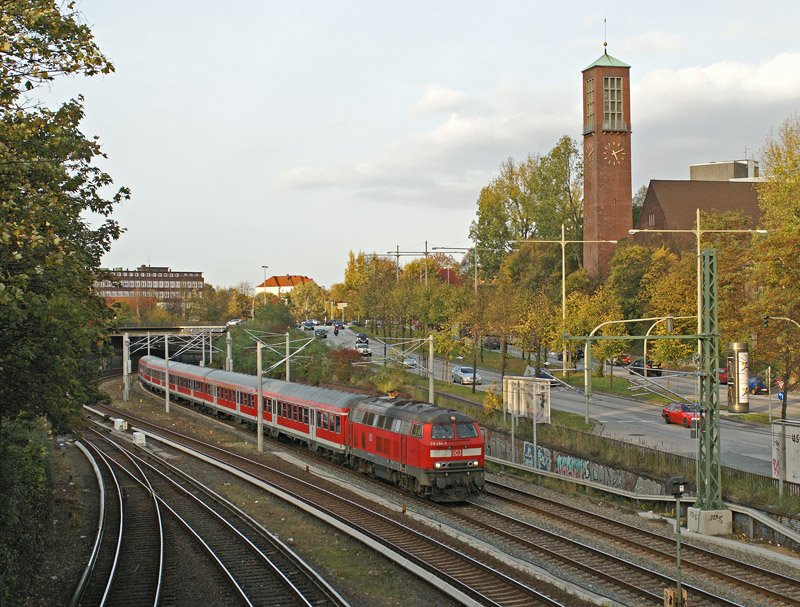218 494-3 am 25.10.2008 mit einer RB nach Hamburg Hbf in der Nhe des S-Bahnhofs Berliner Tor. 