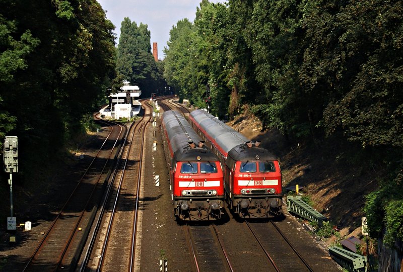 218 494-3 (links) mit einer RB zum Hamburger Hauptbahnhof und 218 493-5 (rechts) mit einer RB Richtung Ahrensburg begegnen sich am 12.08.2007 in der Nhe der S-Bahn-Station  Landwehr in Hamburg.
