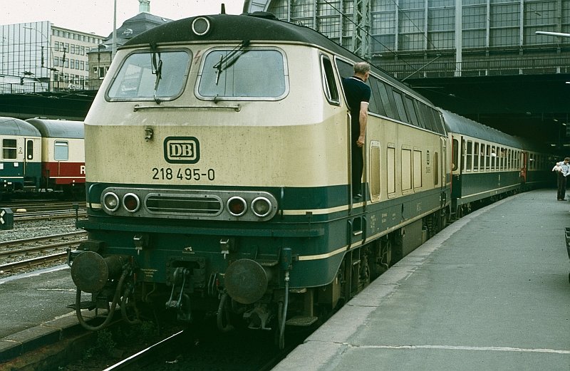 218 495-0 steht im Sommer 1982 abfahrbereit mit einem Nachtzug nach Oslo in Hamburg Hbf. (Diascan)