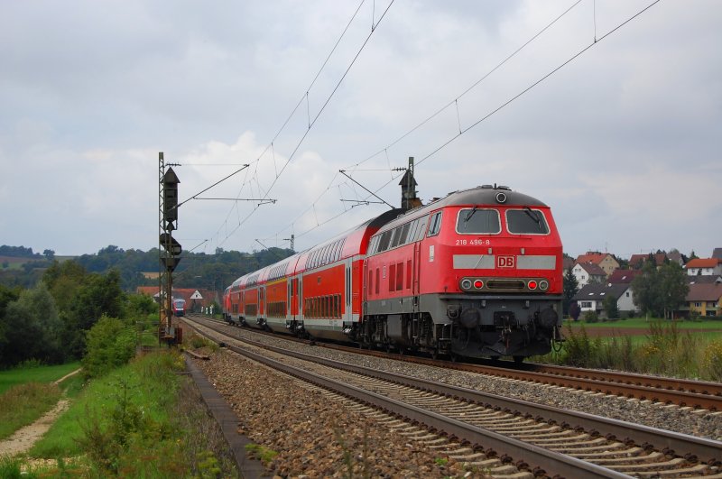 218 496-8 schiebt am 21.08.07 mithilfe der 218 410-9 an der Spitze des Nahverkehrszuges einen IRE von Lindau HBF nach Stuttgart HBF, hier bei Halzhausen am Kilometer 75 der Filsbahn aufgenommen. Im Hintergrund kommen noch zwei dnische Lints auf Testfahrt Richtung Ulm entgegen.