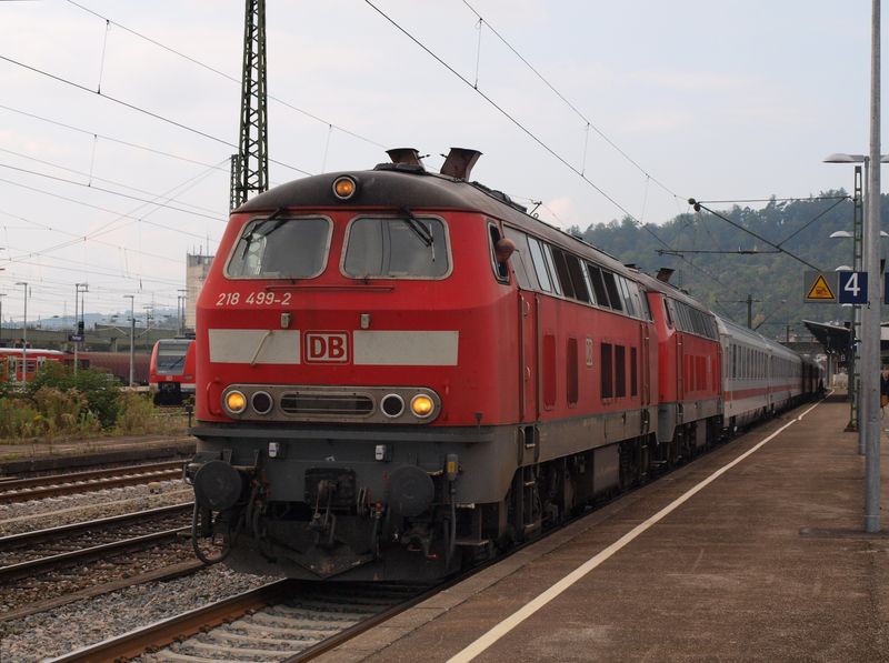 218 499 und Schwester-Lok 218 494 ziehen ihren IC2013 mit 20 Mintiger Versptung nach Oberstdorf in den Bahnhof Plochingen ein.