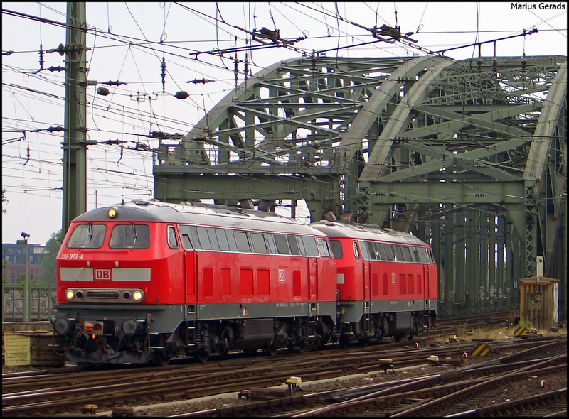218 813 und 833 als Lz bei der Durchfahrt von K�ln Hbf, hier hinter der Hohenzollern Br�cke 28.6.2009