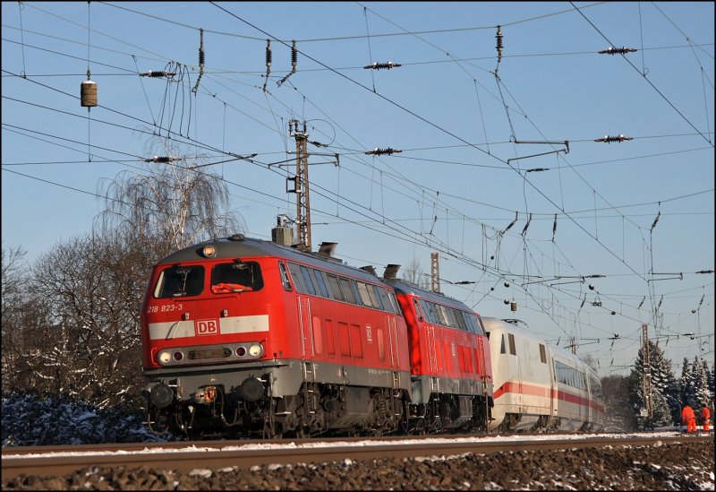 218 823 (9180 6 218 823-3 D-DB) und 218 813 (9180 6 218 813-4 D-DB) bringen den defekten 402 016  Dessau  in Richtung Hagen/Kln. 
