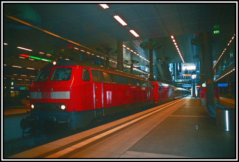 218 831 wartet mit der 101 032 und dem InterCity 2454 auf die Abfahrt. Warscheinlich geht die Fahrt in das Werk Rummelsburg.
