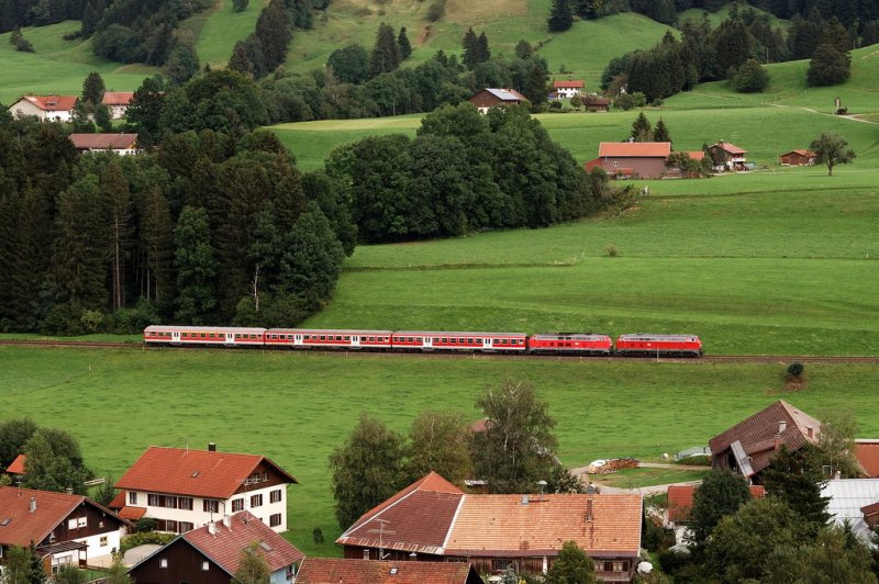 218 832 und 218 344 mit RB 32775 bei Obertalhofen (17.08.2007)