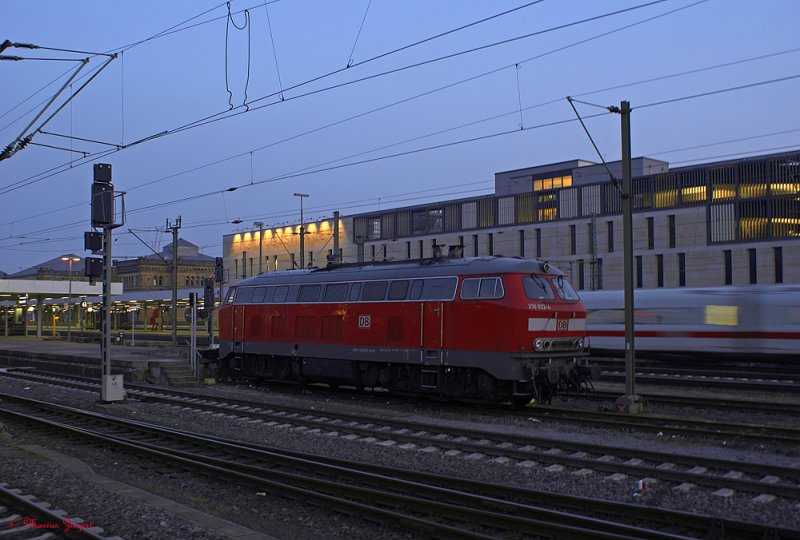 218 832-4 
in Hannover Hbf
Aufgenommen beim warten auf den Zug in die Heimat der mit Versptung eintraf. ( ICE 945 )
Frei Hand !
Manuelle Belichtung
Brennweite 26 mm, Verschlu 3 sek, Blende 5.6, IsO 80
11.04.2009
