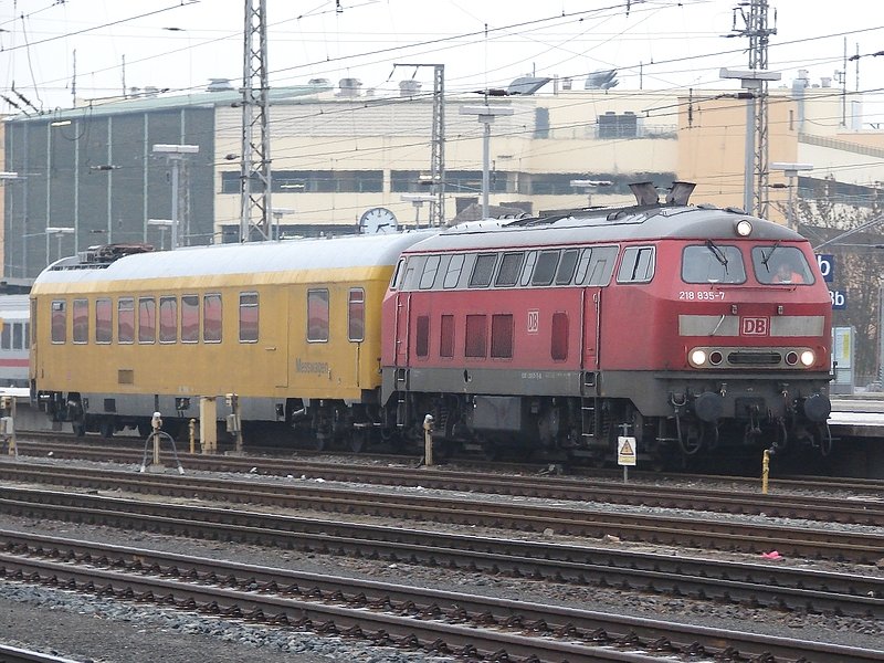 218 835 durchfhrt mit einem Funkmesswagen den Bahnhof Stralsund. (27.01.09)