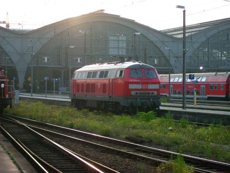 218 836 fhrt am 08.11.08 in gemchlicher Fahrt aus dem Leipziger Hbf zu ihrer  Parkposition .