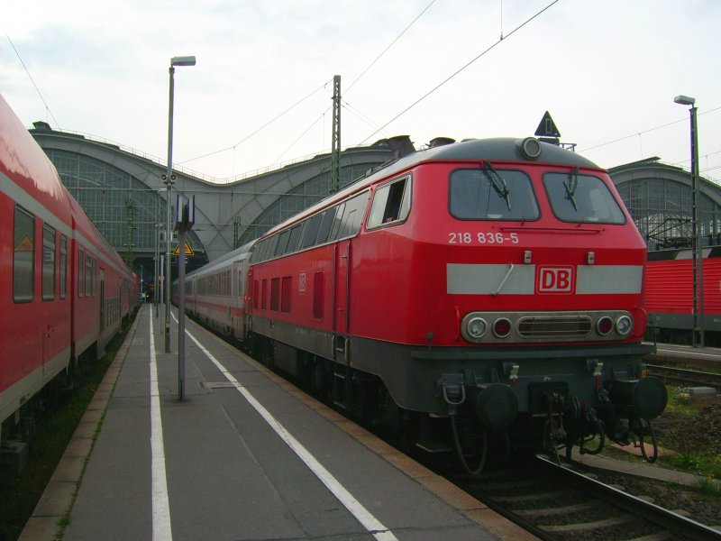 218 836 hat sich an das andere Zugende gesetzt um den Ersatzzug aus der Bahnhofshalle zu ziehen. Fotografiert am 08.11.08 im Leipziger Hbf.