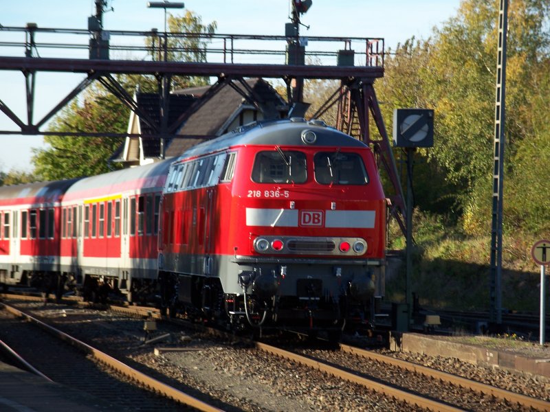 218 836 (Lok aus Berlin) bringt den Regionalexpress nach Hannover aus dem Bad Harzburger Bahnhof (17.10.2007)
