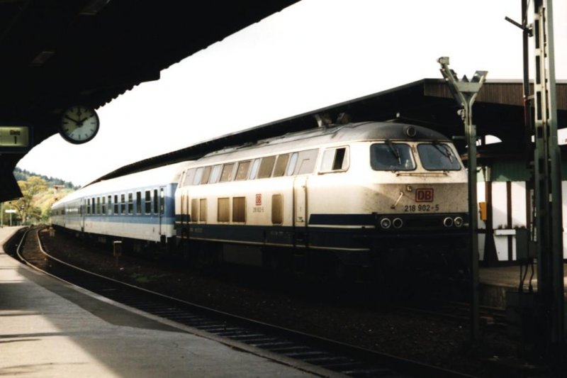218 902-5 mit IR 2643 “Brocken” Aachen-Leipzig auf Bahnhof Goslar am 17-10-1997. Bild und scan: Date Jan de Vries.


